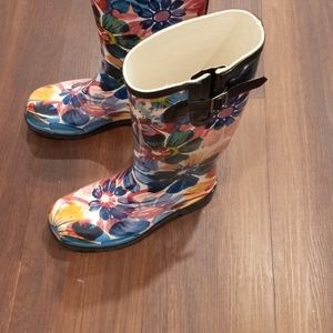 RAIN BOOTS